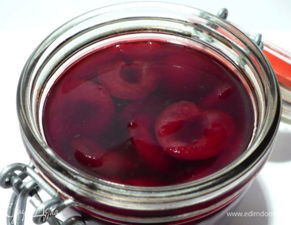 Отправляем вишни в сироп, слегка притушиваем и тут же отправляем по стерилизованным банкам (у меня получилось две баночки). Как и при заготовках, переворачиваем банки крышками вниз, даем полностью остыть.