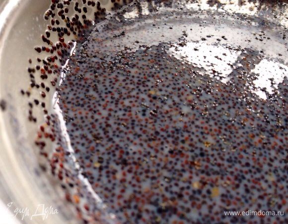 Мак залить горячим молоком,добавить чайную ложку меда и дать настояться 15-20 минут.