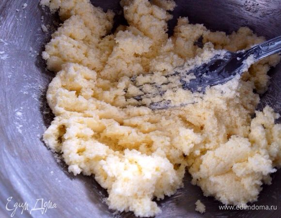 Масло хорошо растереть с сахаром.