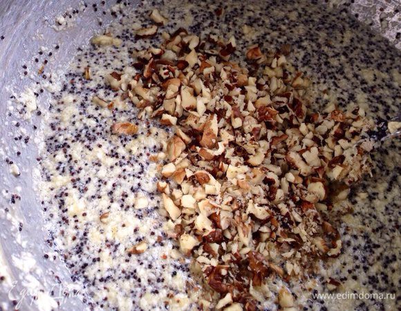 Мак хорошо отжать,чтобы избавиться от излишка молока.И добавить в масляно-яичную смесь.Туда же добавить рубленные орехи. Все хорошо перемешать.