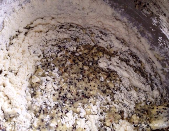Порциями всыпать муку просеянную с разрыхлителем,тщательно перемешивая.
Муки уйдет 150-180 гр.!Сначала всыпать 150,а уже по необходимости можно добавить еще муки,но не больше 25-30 гр.!
