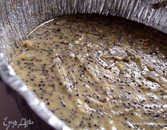 Форму смазать маслом и посыпать сухарями (можно не посыпать!).Вылить тесто в форму.Выпекать тесто в предварительно разогретой до 180 градусов духовке 25-30 минут. Готовность проверить зубочисткой.
