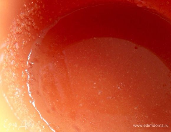 Для крема.
Желатин смешать с 100 мл. воды.Оставить набухать на время,указанное на упаковке(быстрорастворимый желатин оставила на 10 минут).