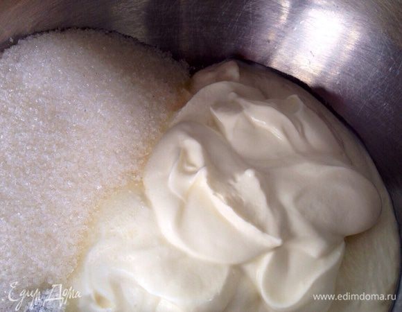 Сметану смешать с сахаром и ванильным сахаром.
