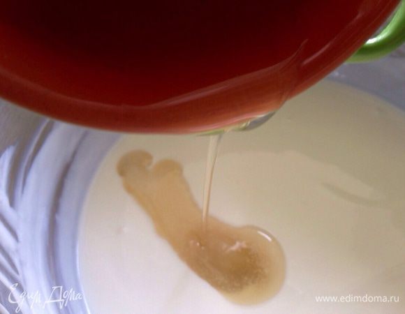 Желатин нагреть до полного растворения,но не до кипения!Влить желатин в крем и хорошо перемешать.