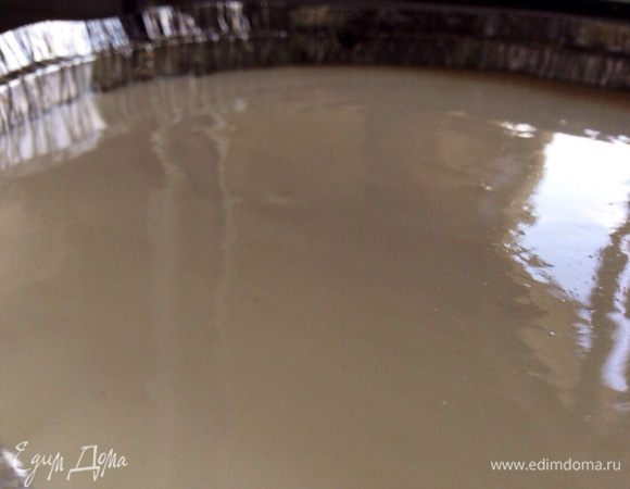 Залить получившимся кремом пирог и оставить в холодильнике до полного застывания на 5-6 часов,а лучше на ночь.