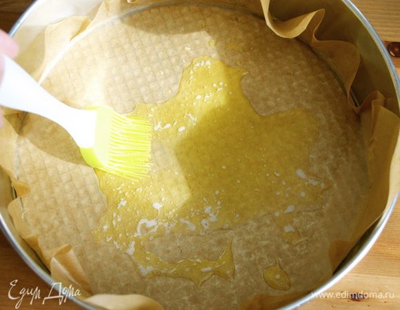 Разогрейте духовку до 180 С.
Разъемную форму (23 см диаметром) выложить пергаментной бумагой. Растопите сливочное масло и смажьте дно формы 2 ст.л.  
