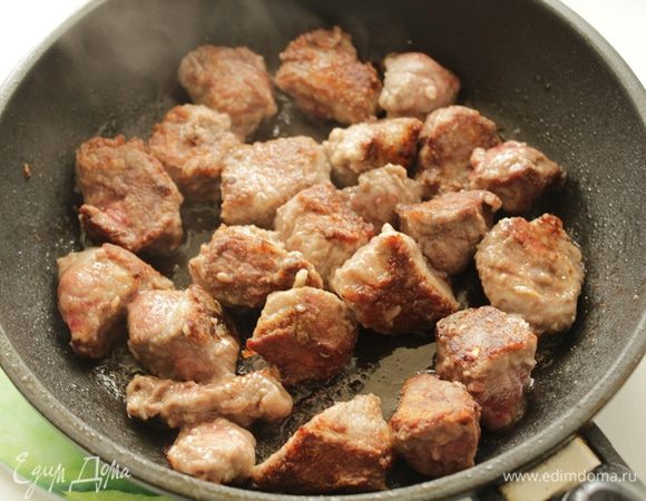 Мясо порезать крупными кусочками ,обвалять в муке и обжарить на раскаленном растительном масле.