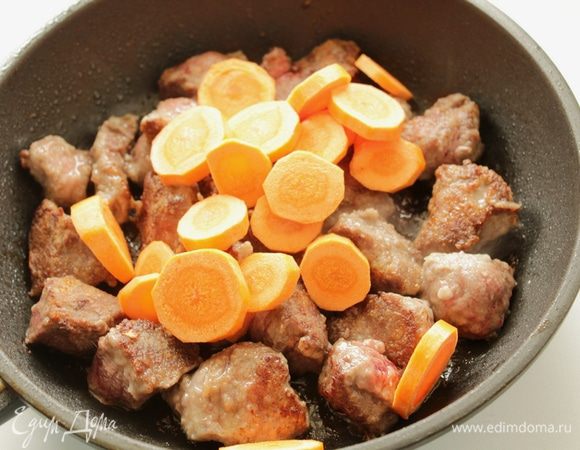 Добавить крупно порезанную морковь.