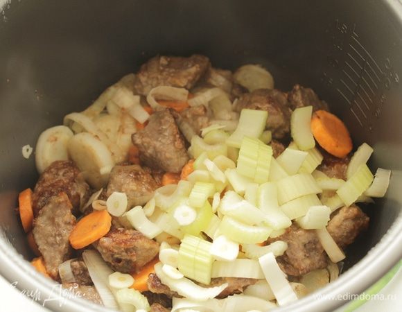 Переложить все чашу МВ, добавить сельдерей, чеснок.