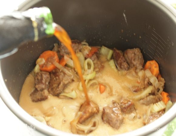 Добавить перец, подсолить и влить пиво. Установить режим «тушение» на 40 мин.
