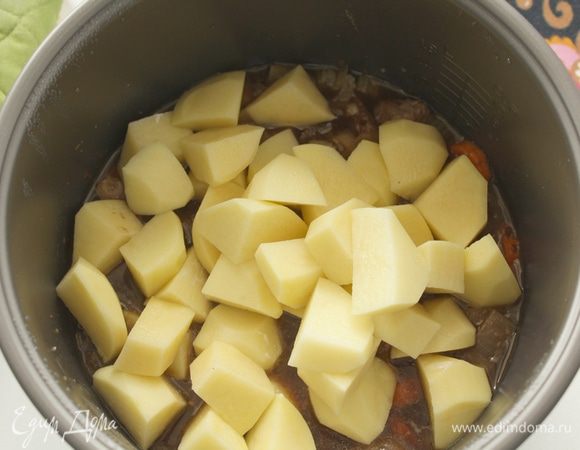 Картофель нарезать крупными кубиками, добавить к мясу.