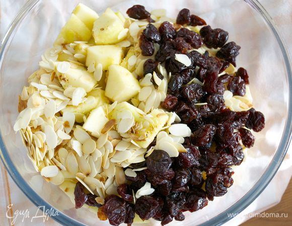 Смешать нарезанные яблоки, миндаль и изюм! У меня вместо изюма сушеная вишня... ))))