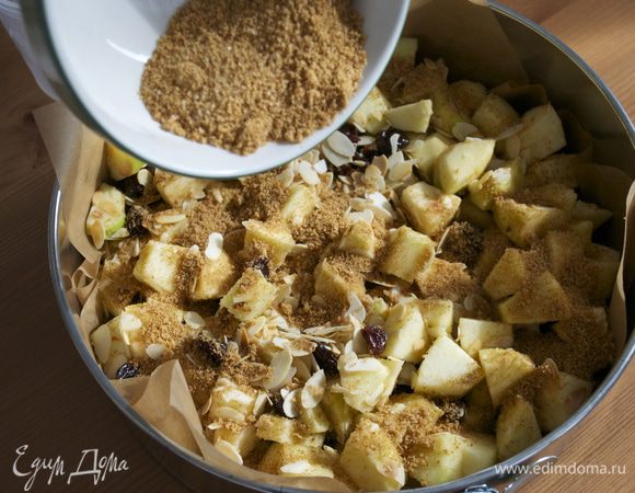 Выложите в форму... Посыпьте оставшимся сахаром. 