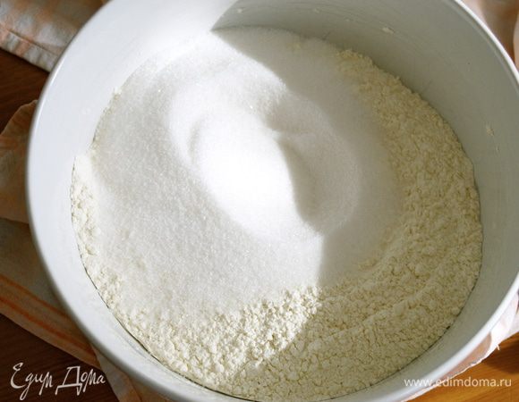 В миске смешайте муку, разрыхлитель и сахарный песок. В другой миске взбейте яичный желтки с оставшимся маслом.