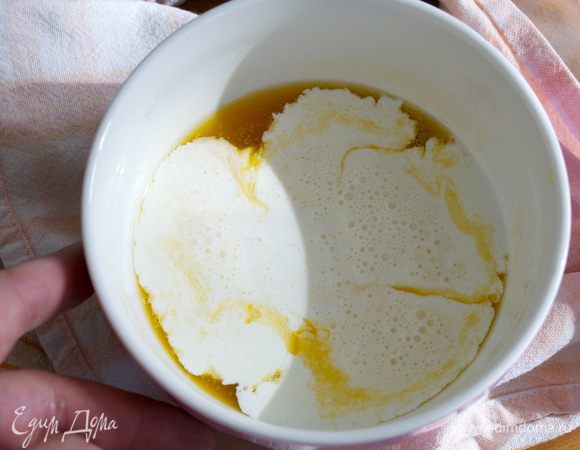 Смешайте сливки с яблочным соком.