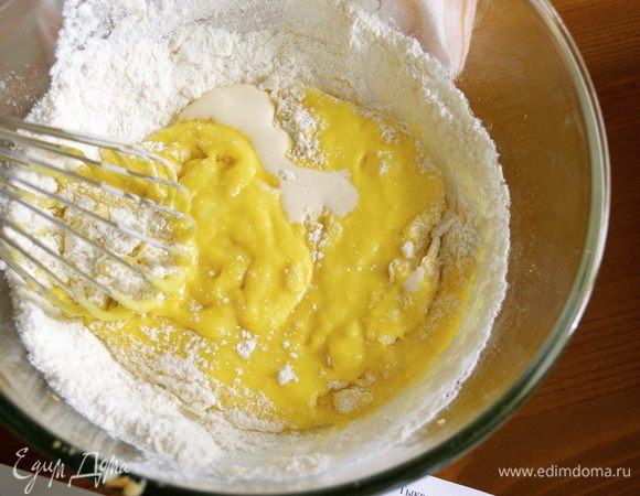 По 1/3 добавляйте поочередно сливки с яблочным соком и муку во взбитые яйца. 