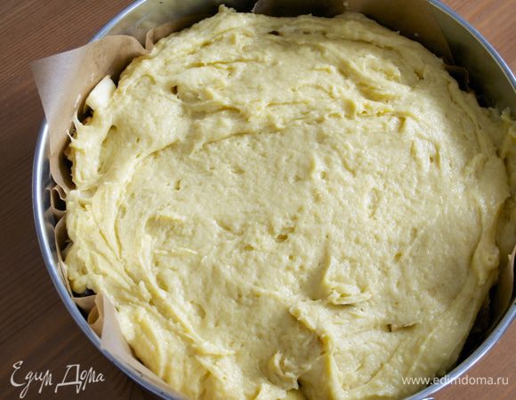 Разровняйте и выпекайте 45-50 минут.