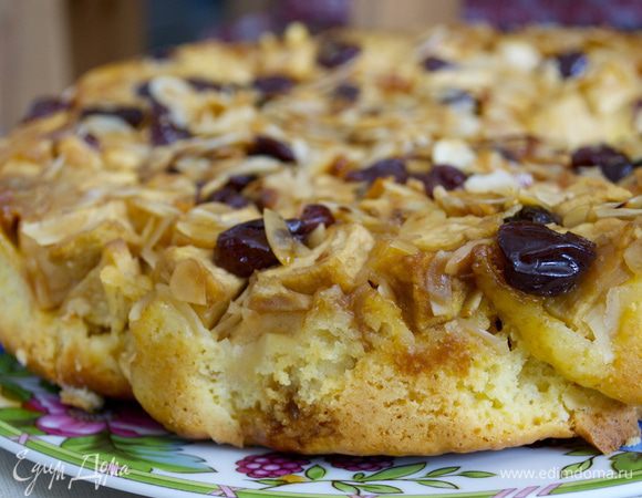 Выложить остывший пирог на сервировочное блюдо и подавать к столу с соусом...