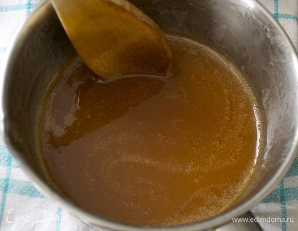 В кастрюле с двойным дном (или на водяной бане) растопить ирис. Добавить сахар и кипяток. Снять с огня и как следует остудить! (получился замечательный карамельный соус. И я уже знаю, какое найти ему применение! ;)) )