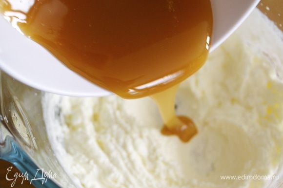 Взбить сливки и аккуратно ввести окончательно остывший ирис. Взбить отдельно яичный белок и добавить в карамельную смесь вместе с ванилином.