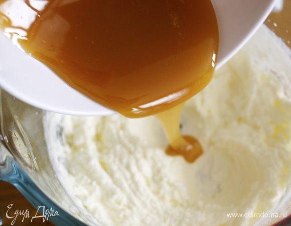 Взбить сливки и аккуратно ввести окончательно остывший ирис. Взбить отдельно яичный белок и добавить в карамельную смесь вместе с ванилином. 