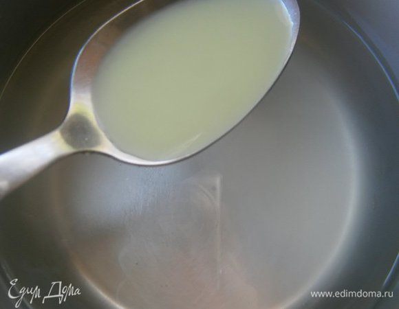 Корень имбиря очистить и натереть на тёрке, отжать сок ( всего понадобится 1,5 ст. л. сока имбиря).
В сотейник влить воду, добавить сахар. Перемешать и варить на небольшом огне до растворения сахара. Затем влить сок имбиря, перемешать и  варить ещё 15 минут. Сироп должен немного увариться.
Затем снять с огня и охладить.