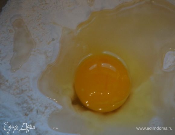 Теперь приступаем к тесту.Рецепт я взяла самый простой. Здесь главное  - тесто хорошо вымесить, чтобы сварить хинкали целыми и герметичными, чтобы бульон остался внутри хинкали. Приступаем к замесу теста. Я месила, и долго, и тяжело. В один момент мне захотелось, чтобы это были мужские сильные руки. Но я, все таки, победила.