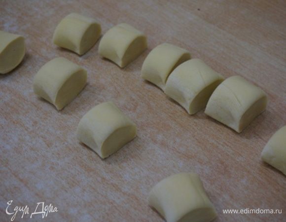 И, как вы видите на фото, мне удалось тесто. Оно стало, в меру, упругое, податливое, не прилипало к рукам и к столу, не требовало дополнительно муки.