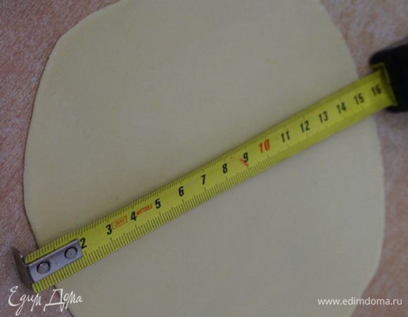 Работать с таким тестом было  в удовольствие, хорошо раскатывались тонкие пластины теста с диаметром 15 см. 