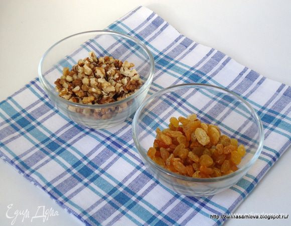 Орехи порубить не слишком мелко. Изюм хорошо вымыть, обсушить. 
