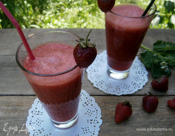 В серверовочные стаканы или бокалы положить по паре кубиков льда и разлить коктейль. Украсить и сразу подать.
Наслаждайтесь!!!
