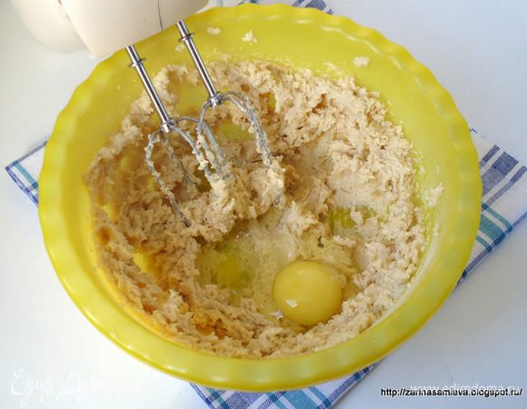 Мягкое сливочное масло взбить с сахаром и солью  и, не переставая взбивать добавить по одному яйца, взбить смесь в пышную массу. 
