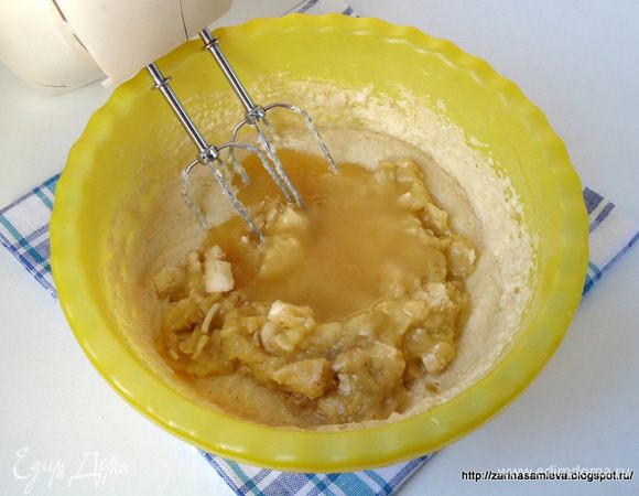  Далее добавить мед и бананы, перемешать на малых оборотах миксера.