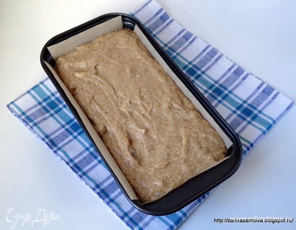 Тесто выложить в форму застеленную бумагой для выпечки. Выпекать в заранее разогретой духовке при 170°С 40-45 минут.