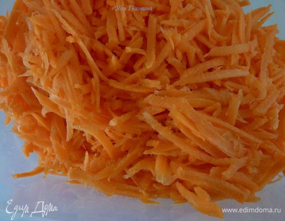 Морковку почистить и натереть на крупной терки или в комбайне.
