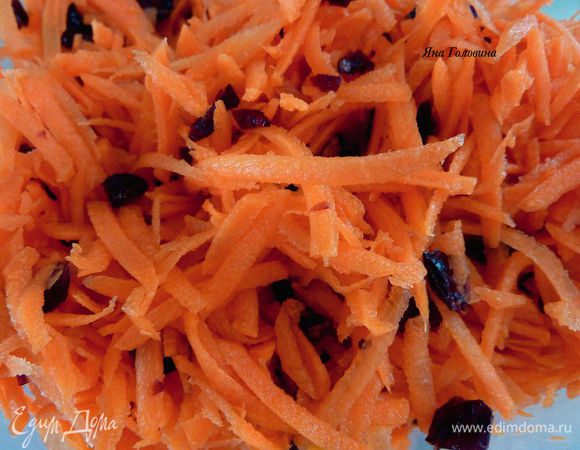 Клюкву порубить и перемешать с морковкой.


