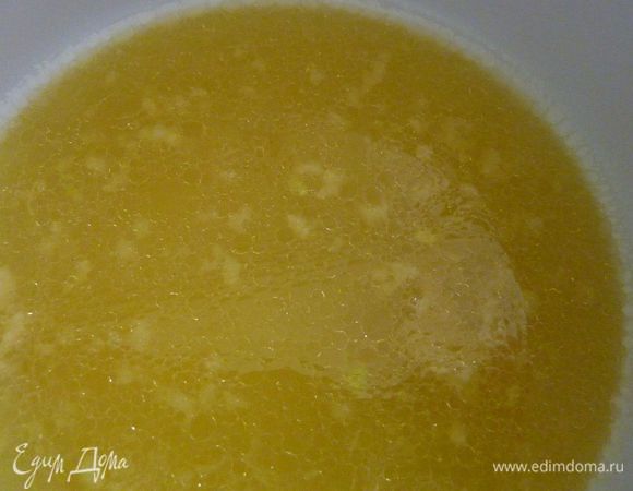 В отдельную маленькую миску выжать лимонный сок и апельсин ,  перемешать ингредиенты для соуса с выдавленным чесноком.