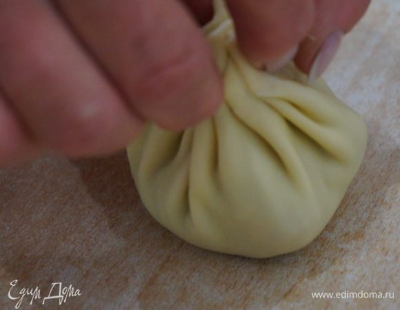 Теперь собираем в складочки, а их должно быть 18-20, формируем хинкали.  Собрав в складки тесто, хорошо его зажимаем.