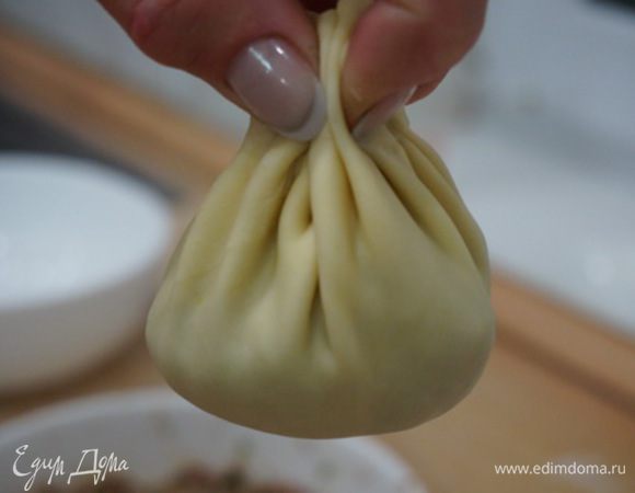 Теперь хинкали нужно как бы встряхнуть.