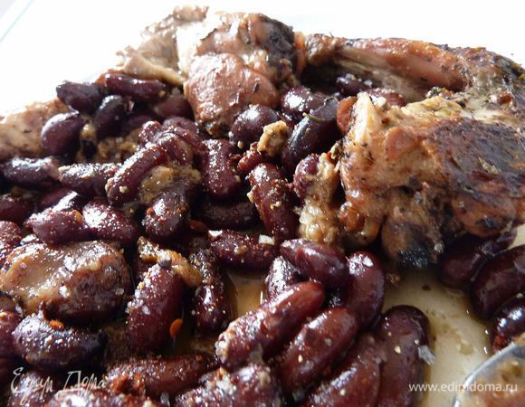 Очень вкусно - Рагу из курицы с фасолью и запеченным чесноком от Ла Ванда ! 
http://www.edimdoma.ru/retsepty/64185-ragu-iz-kuritsy-s-fasolyu-i-zapechennym-chesnokom

Аромат потрясающий, оригинальный и простой рецепт.