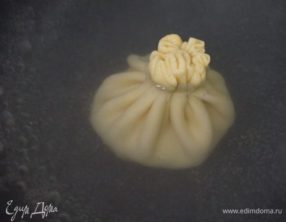 Кладем хинкали в подсоленный кипяток (большая емкость), помогаем ему подняться со дна (тяжеловато!).