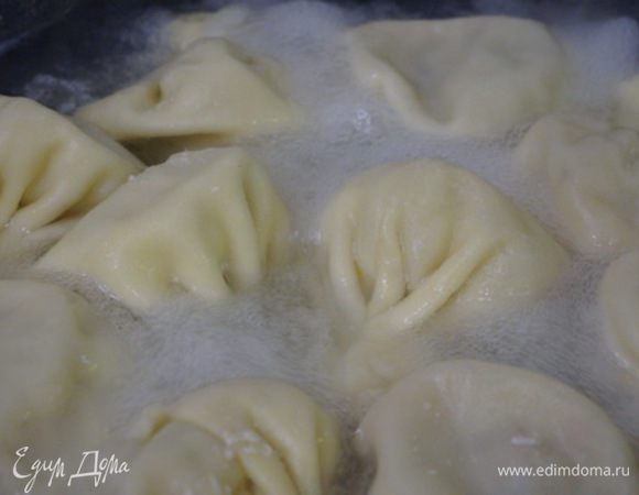 И, вот закипели наши хинкали: аромат на кухне, как и положено, национальный, грузинский. Кипеть им ровно 10 минут, а мое семейство уже за столом в ожидании.