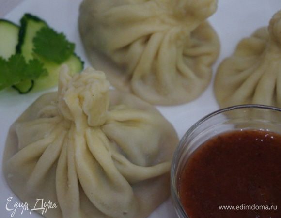 И вот хинкали на тарелке. Едят их только горячими, и только - руками, взяв их за собранный пучок (его потом надо отложить на край тарелки). Есть хинкали нужно осторожно, чтобы не обжечься бульоном, его надо выпить,надкусив хинкали.
Приятного аппетита!!!