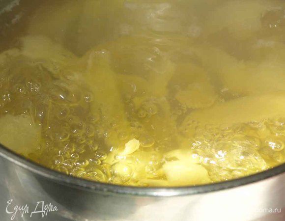 Заливаем цедру 0,5 л воды и ставим на огонь. Даем закипеть и варим 10 минут. Снимаем и отставляем настояться. 