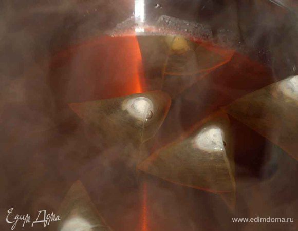 Кипятим 2,5 л воды и завариваем чай. Для этого берем 5 пакетиков фруктового или цитрусового чая. Даем настояться 10-15 минут и достаем пакетики. Добавляем сахар, перемешиваем до полного растворения. 