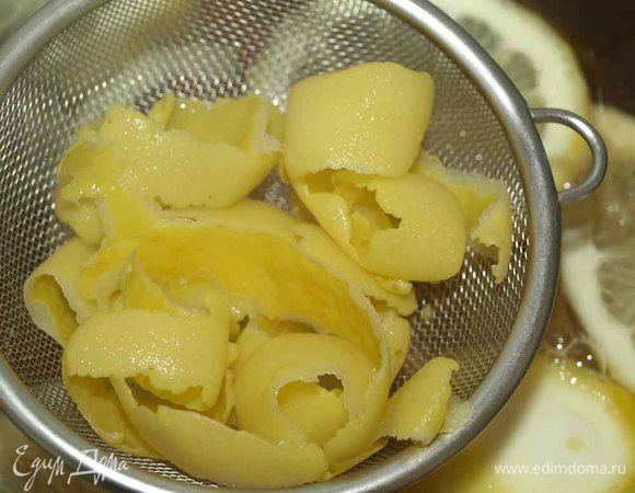 Отвар из цедры лимона процедить и добавить в чай.
Все хорошо перемешать, остудить и отправить в холодильник на 1 час.