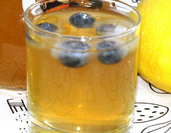 Когда лимонад остыл, стал прохладным). Процеживаем. Наливаем в стакан, добавляем лед и наслаждаемся). 