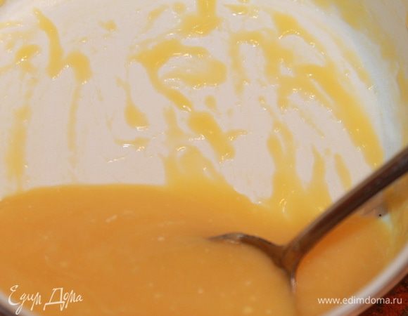 Перво-наперво замачиваем желатин в воде, на 1,5 столовые ложки берем воды немного, миллилитров 50-60. Оставляем на 30 минут, периодически помешивая. Если желатин будет слишком плотным, добавить еще 1 столовую ложку воды. Через полчаса вливаем 2 столовые ложки кипятка и все перемешиваем. Желтки отделяем от белков. Белый шоколад растапливаем на водяной бане и остужаем до теплого Желтки взбиваем венчиком, добавляем их в растопленный шоколад и тщательно вымешиваем венчиком. Должно получиться что-то похожее на эмульсию.