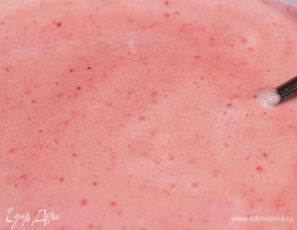 Клубнику взбиваем в чаше блендера со сливками. Затем добавляем желатин и еще раз взбиваем. Отдельно взбиваем белки с солью и лимонным соком до крепких пиков. Я пробовала перевернуть емкость - белки не выпадали. Теперь добавляем к взбитой клубнике желтково-шоколадную смесь - перемешиваем. Как обычно осторожно, вводим в массу белок и аккуратно, движением "снизу-вверх", соединяем с клубничной смесью. Получается очень пышная и ароматная масса